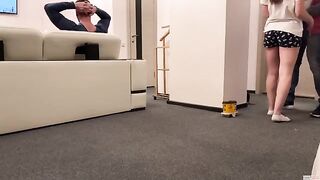 The delivery guy came and the wife gave him a blowjob