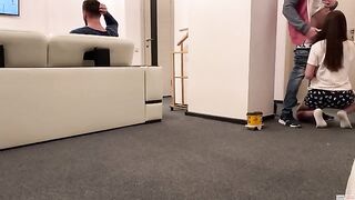 The delivery guy came and the wife gave him a blowjob