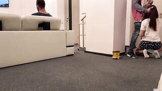 The delivery guy came and the wife gave him a blowjob