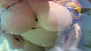 Guy caught his stepsister wanking in the hot tub