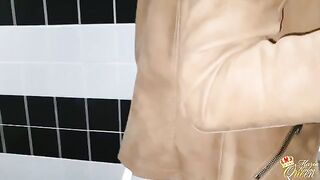 A nice ass girl fucks in the toilet of the public park