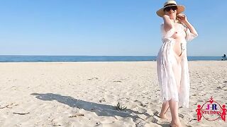 A daring woman poses naked on the beach and has sex with a stranger
