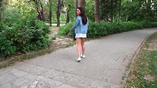 A quick blowjob in the park with cum in the mouth, a daring act!