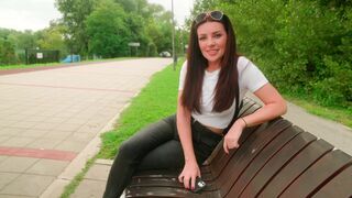 A daring blowjob in the park with a hot brunette, risks and cum in mouth