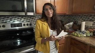 My stepmom's big ass splashes me with her juices in the kitchen