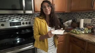 My stepmom's big ass splashes me with her juices in the kitchen