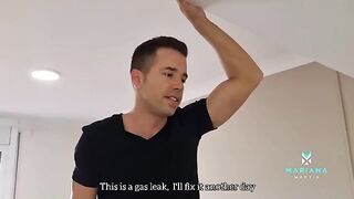 Air conditioning technician had to fix the AC, ended up fixing her pussy with Mariana Martix and Alberto Blanco