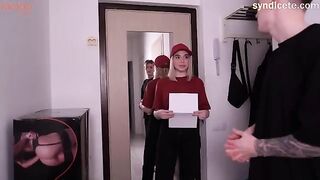 A sexy girl is working as a delivery person, and she's amazing at her job!