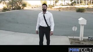 The perfect housewife Anna Bell Peaks gets a good fuck