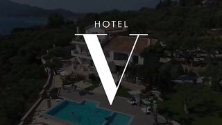 Blonde beauties Scarlett and Honour get naughty poolside service