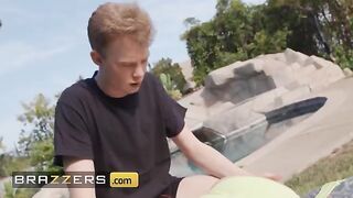 Curvy MILF Dee Williams rides cock with her stepdaughter Daya Knight