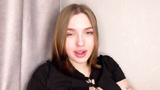 A girl with a juicy ass masturbates and reaches orgasm at home
