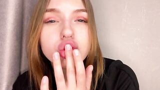 A girl with a juicy ass masturbates and reaches orgasm at home