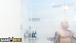Mia Malkova ambushed her stepbrother for sex