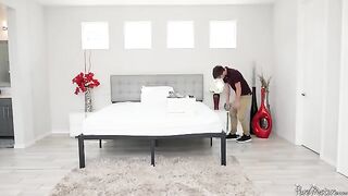 A mature woman seduced a young mover with her impressive curves