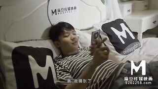 Young Chinese girl seduces the cameraman to shoot her sex video
