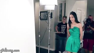Two teenage prom queens know how to use their fingers for pleasure