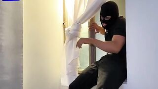 The burglar is caught by the sexy Colombian milf Lina Henao in a thrilling encounter