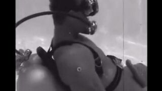 During the diving, she made an aqualangist a blowjob to save him