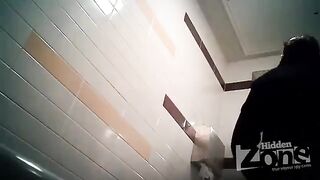 Camera in the toilet of a woman - do not peek at urine in the mall