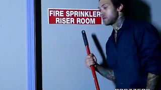 A hot chick called a cleaner to her room for sex