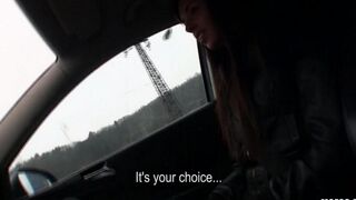 A cunning taxi driver proposed to the passenger to suck her dick