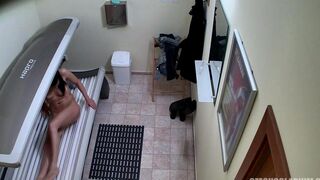 A hidden camera in the Czech solarium captured a naked client, showcasing secret surveillance