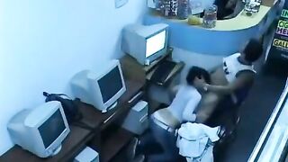 A pervert guy fucked a girl in the Internet cafe webcam show