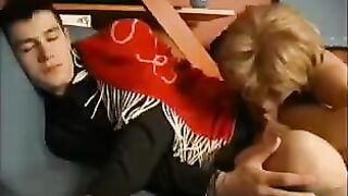 A mom woke up her son with a blowjob, what a great morning