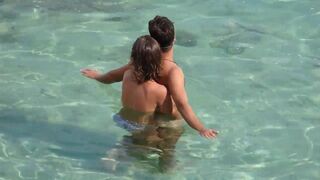 A daring girl gave the guy a blowjob underwater in the pool