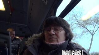 A girl is fucking with a stranger on the bus