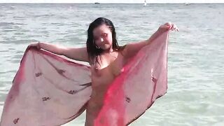 A hot girl has a bath in the sea naked, it's amazing!