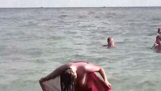 A hot girl has a bath in the sea naked, it's amazing!