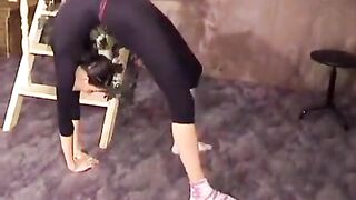 The guy stretched the gymnast’s pussy with his cock