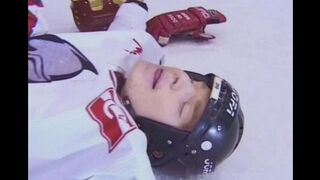 A fan gave the hockey player to fuck her ass