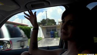 Skinny babe agreed to fuck with pickuper in his car