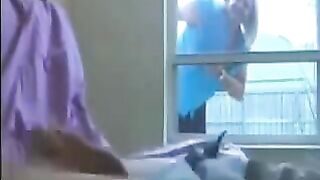 A woman spies on a man in the ward and masturbates with him