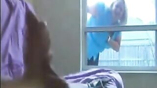 A woman spies on a man in the ward and masturbates with him