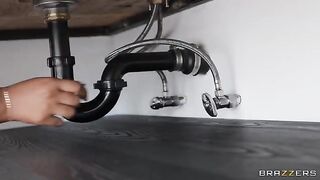 The hot plumber came to fix the pipe and had sex with the girl