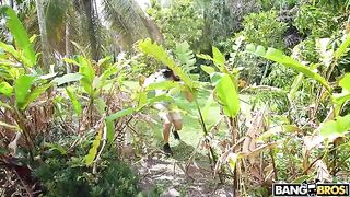 Babe fucked outdoors by a robust guy with impressive strength