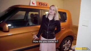 The huge cock of the taxi driver showed to the blondie in the car
