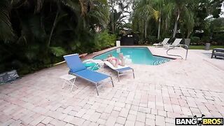 She tempted me in the pool, I couldn’t resist, it was unforgettable!