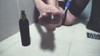 In the shower, a girl plays with her pussy with a toy and brings herself to orgasm
