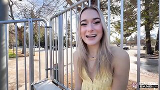 A guy brought his girlfriend to the point of orgasm by the fingers in the car