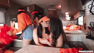 Student parties: these girls know how to have fun and not miss anything!