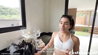 That ass is made for hard fucking! - Bailando moviendo el culo con repartidor