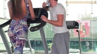 Guy nailed pretty and juicy girl from the gym
