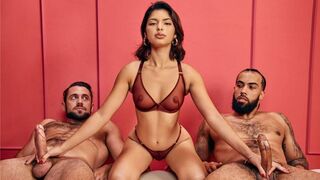 Two guys fuck hands and mouths in perfect sync