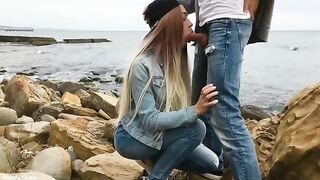 A sexy blonde is having fun with a guy on the city streets